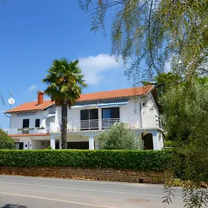 beautiful-apartments-first-row-to-the-sea.in-istria.net/